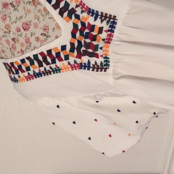 BNWT Beautiful top with Aztec style print and puffy bubble sleeves - Picture 4 of 6